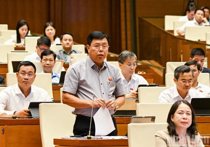 Bộ trưởng Nội vụ Nguyễn Tiến Hải phát biểu giải trình, làm rõ một số vấn đề đại biểu Quốc hội nêu. (Ảnh: DUY LINH)