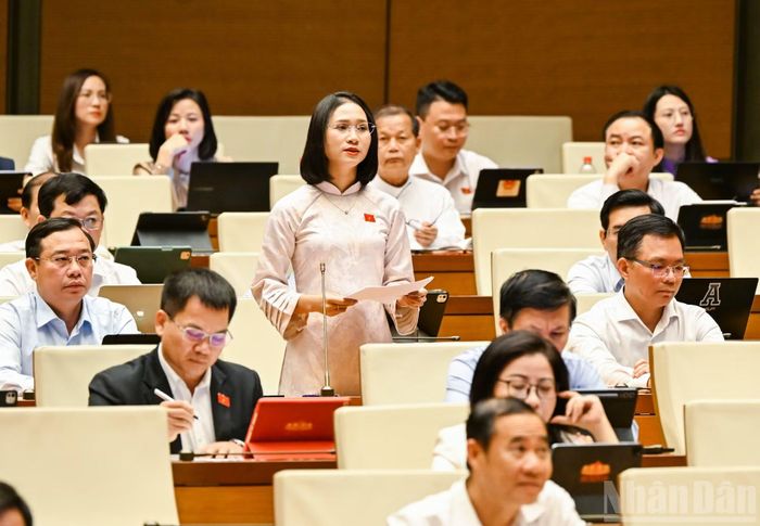 Đại biểu Quốc hội tỉnh Quảng Ngãi Nàng Xô Vi phát biểu thảo luận tại phiên họp. (Ảnh: DUY LINH)
