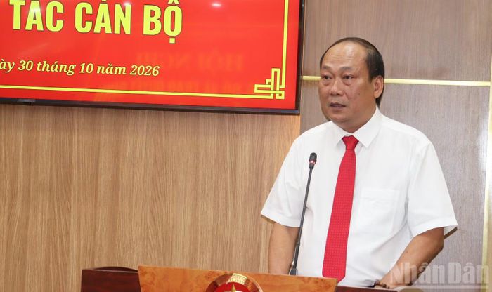 Thay mặt các đồng chí nhận quyết định, Phó Trưởng Ban Quản lý Khu Kinh tế Dung Quất và các khu công nghiệp Quảng Ngãi Nguyễn Quốc Việt phát biểu nhận nhiệm vụ mới. (Ảnh HIỂN CỪ)