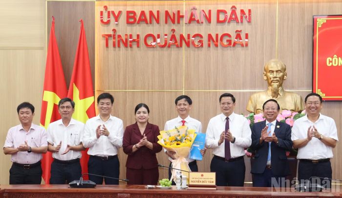 Lãnh đạo tỉnh Quảng Ngãi trao quyết định và tặng hoa chúc mừng đồng chí Phạm Nhật Vũ nhận nhiệm vụ mới. (Ảnh HIỂN CỪ)