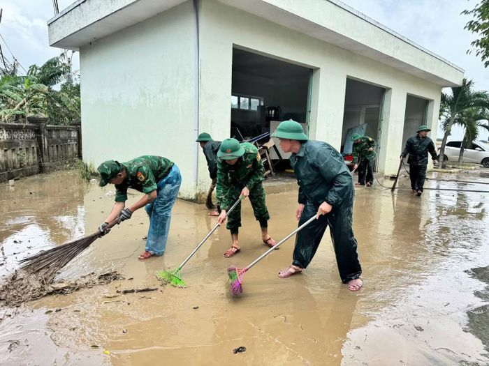 Lực lượng quân đội giúp dân khắc phục hậu quả mưa, lũ. (Ảnh: Nguồn Cục Quản lý đê điều và Phòng, chống thiên tai)