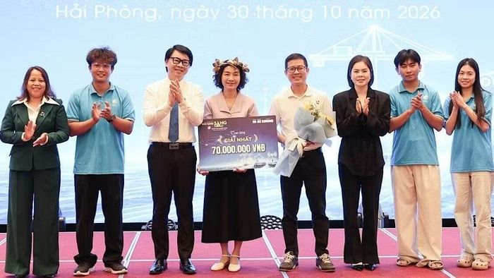 Giám đốc Sở Khoa học và Công nghệ Hải Phòng Nguyễn Cao Thắng trao giải Nhất (70 triệu đồng) cho Trường đại học Quản lý và Công nghệ Hải Phòng với Dự án Chế tạo vật liệu nano composite Fe3O4/C từ gỉ sắt công nghiệp tái chế, phục vụ xử lý nước thải chứa chất hữu cơ khó phân hủy, độ màu cao theo định hướng kinh tế tuần hoàn, tăng trưởng xanh và Net Zero. (Ảnh: XUÂN TRƯỜNG)