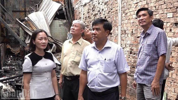 Lãnh đạo phường Châu Đốc đến thăm hỏi, động viên các hộ bị cháy nhà ( Ảnh THANH DŨNG)