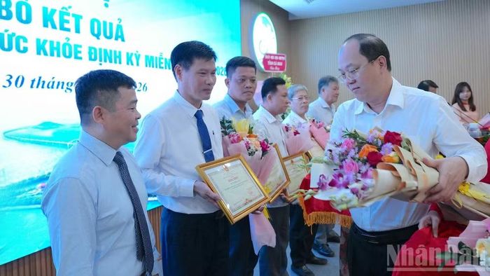 Đồng chí Nguyễn Hồ Hải, Ủy viên Trung ương Đảng, Bí thư Tỉnh ủy Cà Mau (bìa phải) trao tặng hoa và Bằng khen của Chủ tịch Ủy ban nhân dân tỉnh cho các tập thể tiêu biểu, xuất sắc tham gia thực hiện Nghị quyết 72 của Bộ Chính trị tại địa phương. (Ảnh: HỮU TÙNG)