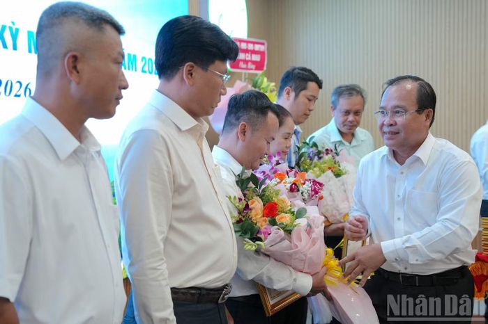 Ủy viên Ban Thường vụ Tỉnh ủy, Phó Chủ tịch Ủy ban nhân dân tỉnh Cà Mau Nguyễn Minh Luân (bìa phải) trao tặng Bằng khen của Chủ tịch Ủy ban nhân dân tỉnh cho các cá nhân tiêu biểu, xuất sắc tham gia thực hiện Nghị quyết 72 của Bộ Chính trị tại địa phương. (Ảnh: HỮU TÙNG)