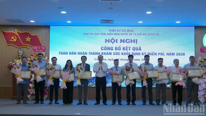 Tại hội nghị, lãnh đạo tỉnh Cà Mau tuyên dương và tặng Bằng khen của Chủ tịch Ủy ban nhân dân tỉnh cho 21 tập thể và 42 cá nhân tiêu biểu, xuất sắc tham gia thực hiện Nghị quyết 72 của Bộ Chính trị tại địa phương. (Ảnh: HỮU TÙNG)