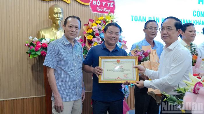 Phó Bí thư Tỉnh ủy Cà Mau Hồ Thanh Thủy (bìa phải) trao tặng Bằng khen của Chủ tịch tỉnh cho các cá nhân tiêu biểu, xuất sắc tham gia thực hiện Nghị quyết 72 của Bộ Chính trị tại địa phương. (Ảnh: HỮU TÙNG)