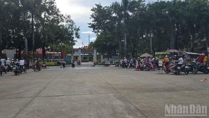 Phụ huynh An Giang đưa đón con em đi học. (Ảnh: THANH DŨNG)
