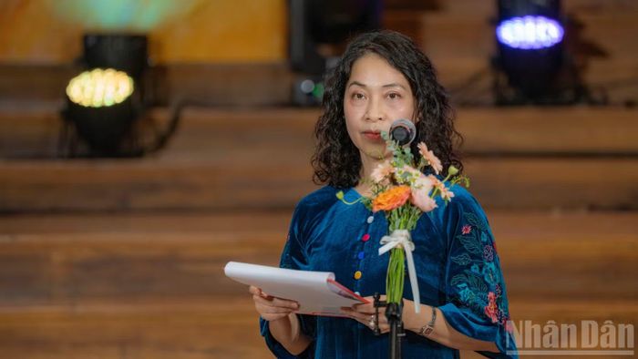Bà Nguyễn Thị Hội An - Phó Giám đốc Sở Văn hóa, Thể thao và Du lịch thành phố Đà Nẵng phát biểu khai mạc sự kiện. (Ảnh: TÙNG LÂM)