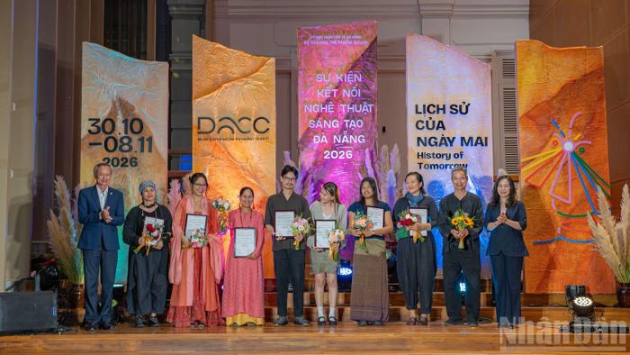Đại diện các nghệ sĩ tham gia sự kiện đón nhận hoa và giấy chứng nhận của Ban tổ chức. (Ảnh: TÙNG LÂM)