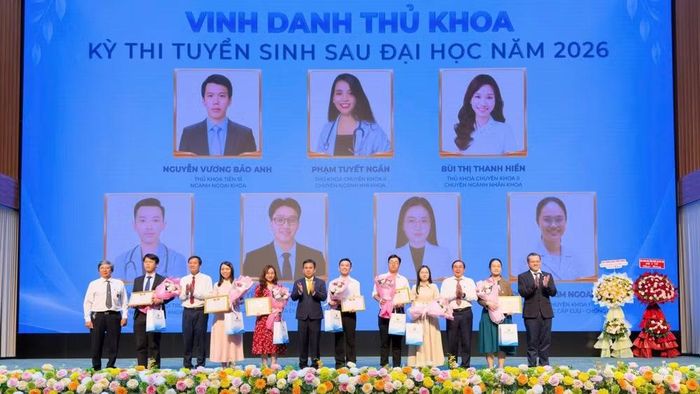 Trường đại học Y khoa Phạm Ngọc Thạch vinh danh các thủ khoa kỳ tuyển sinh sau đại học. (Ảnh: CTV)