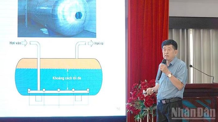 Đại biểu trình bày tham luận tại hội thảo. (Ảnh: HỮU NGHĨA)
