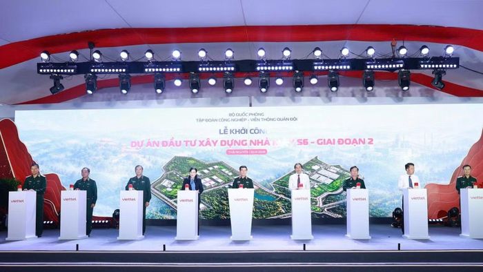 Đại tướng Phan Văn Giang cùng các đồng chí lãnh đạo cơ quan Trung ương, Tập đoàn Viettel và tỉnh Thái Nguyên thực hiện nghi thức nhấn nút khởi công dự án. (Ảnh: Ủy ban nhân dân tỉnh Thái Nguyên)