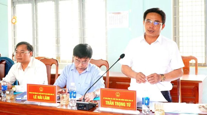 Bí thư Đảng ủy xã Xốp Trần Trọng Từ báo cáo hoạt động của cấp ủy, chính quyền địa phương. (Ảnh ĐÔNG HUYỀN)