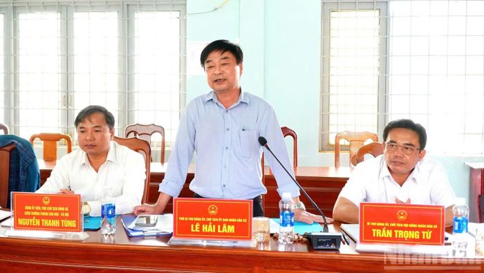 Chủ tịch Ủy ban nhân dân xã Xốp Lê Hải Lâm báo cáo tình hình thu hút đầu tư, tháo gỡ vướng mắc, khó khăn tại cơ sở. (Ảnh ĐÔNG HUYỀN)