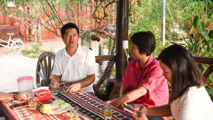 Ông Hoàng Tuấn Luyện, Giám đốc Hợp tác xã Du lịch cộng đồng Bản Meo giới thiệu về bản với du khách.(Ảnh: V.G)