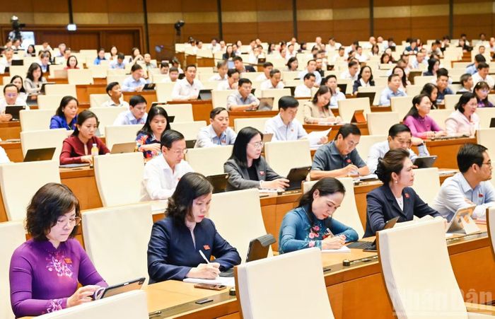 Quốc hội thảo luận tại hội trường về tình hình thực hiện Kế hoạch phát triển kinh tế-xã hội. (Ảnh: DUY LINH)