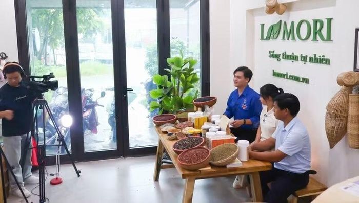 Livestream quảng bá, giới thiệu sản phẩm làng nghề, sản phẩm OCOP. (Ảnh: XÃ KIỀU PHÚ)
