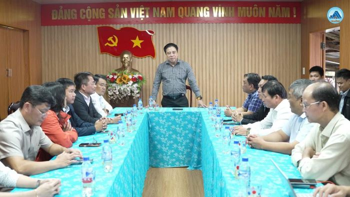  Đoàn công tác Thành ủy Đà Nẵng Nguyễn Khắc Toàn thăm và làm việc tại Trạm Dược liệu Trà Linh. (Ảnh: BẢO TRÂN) 