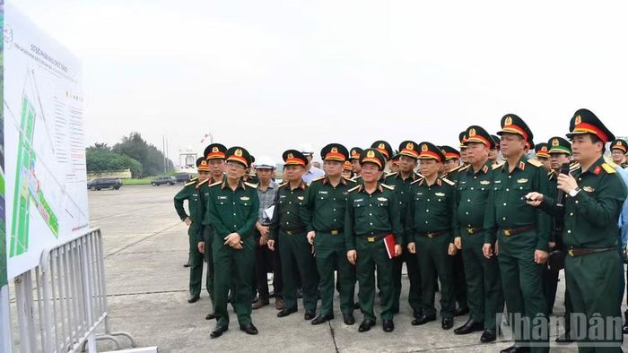 Thượng tướng Nguyễn Trường Thắng và đoàn kiểm tra công tác chuẩn bị triển lãm tại khu vực sân bay Gia Lâm. (Ảnh: QUANG PHONG)