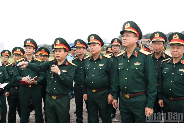 Thượng tướng Nguyễn Trường Thắng và đoàn kiểm tra công tác chuẩn bị triển lãm tại khu vực sân bay Gia Lâm.