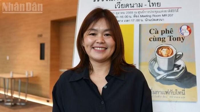 Bà Patcharee Tasai, dịch giả tác phẩm “Cà-phê cùng Tony”. (Ảnh: MINH THẮNG)