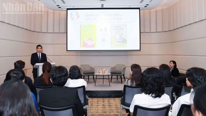 Tọa đàm và ra mắt các ấn phẩm dịch thuật văn học ASEAN từ tiếng Việt sang tiếng Thái. (Ảnh: XUÂN SƠN)