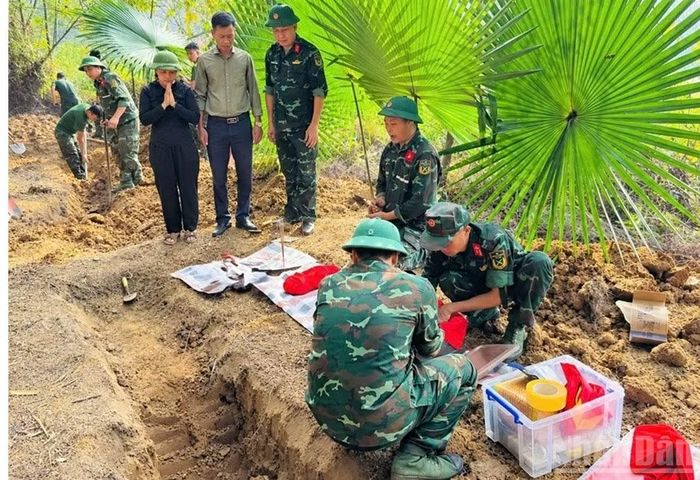 Mộ liệt sĩ chưa xác định được danh tính được tìm thấy theo thông tin do người dân cung cấp. (Ảnh: THANH SƠN)