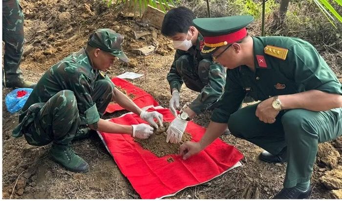 Lực lượng chức năng tiến hành khai quật, cất bốc các hài cốt liệt sĩ. (Ảnh: THANH SƠN)