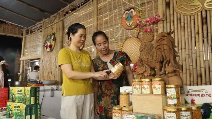 Giới thiệu các sản phẩm đặc trưng từ gà đồi Yên Thế. (Ảnh: ĐH)