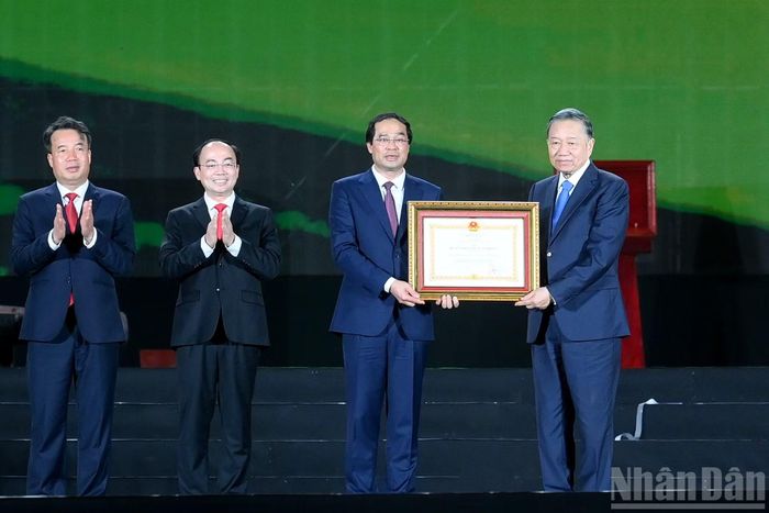 Tổng Bí thư, Chủ tịch nước Tô Lâm trao Huân chương Lao động hạng nhất tặng Đảng bộ, chính quyền và Nhân dân các dân tộc tỉnh Thái Nguyên.