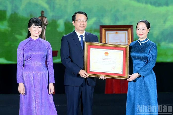 Bộ trưởng Văn hóa, Thể thao và Du lịch Lâm Thị Phương Thanh trao bằng ghi danh “Tri thức trồng và chế biến chè Thái Nguyên” vào Danh mục Di sản văn hóa phi vật thể quốc gia tặng tỉnh Thái Nguyên.