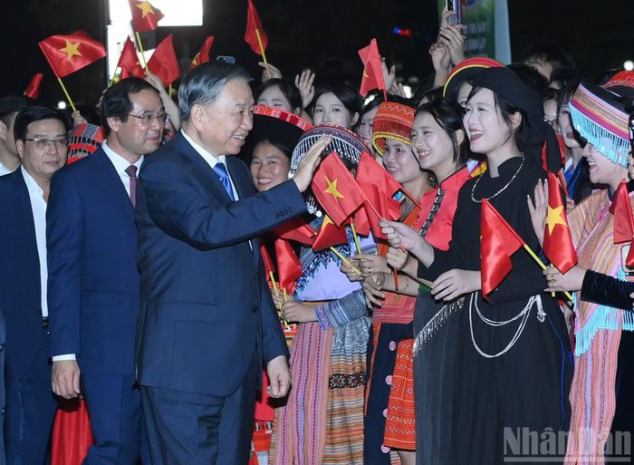 Tổng Bí thư, Chủ tịch nước Tô Lâm với đồng bào các dân tộc tỉnh Thái Nguyên tại lễ kỷ niệm.