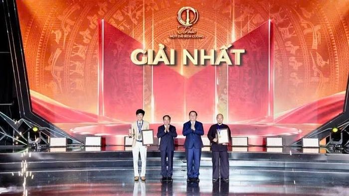 Ban Tổ chức trao Giải nhất cho các tác giả. (Ảnh: QUANG THỌ)