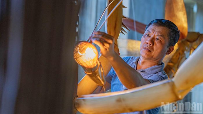 Nghệ sĩ Võ Tấn Tân cho biết: các tác phẩm tre mang hơi thở và cảm hứng gắn liền với vùng quê Việt Nam, đặc biệt là phố Hội - nơi anh sinh sống và làm việc. Nhờ sinh ra và lớn lên tại Hội An, anh có thêm nhiều cảm xúc sáng tác dạt dào để thổi hồn vào các sản phẩm nghệ thuật từ tre. Qua đó, những lũy tre làng mộc mạc không chỉ đại diện cho văn hóa nông thôn khắp ba miền mà còn mang đậm dấu ấn và hơi thở riêng của xứ Hội.