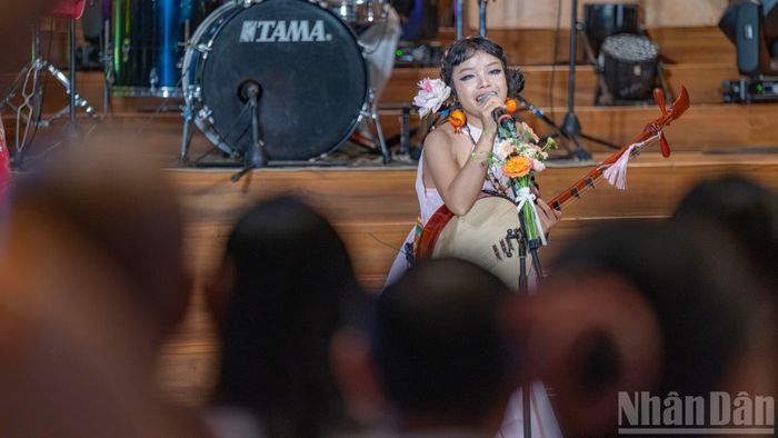  Mở màn là những tiết mục nghệ thuật đặc sắc với sự kết hợp độc đáo giữa giai điệu âm nhạc của các ca khúc dân ca﻿ truyền thống trên nền của những nhạc cụ hiện đại. 