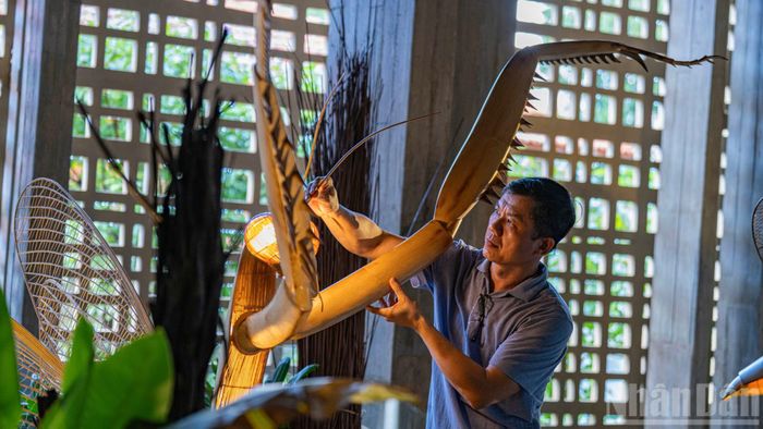 Tác giả của gian trưng bày là Nghệ sĩ Võ Tấn Tân (người sáng lập Taboo Bamboo Workshop). Anh sinh ra tại Cẩm Thanh,Hội An﻿, trong một gia đình có ba thế hệ gắn bó với nghề làm tre và dựng nhà lá truyền thống. 