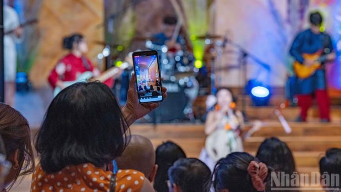 Hàng trăm hàng trăm nghệ sĩ, chuyên gia, nhà nghiên cứu văn hóa trong nước và quốc tế đã có mặt tận hưởng bầu không khí lễ hội.