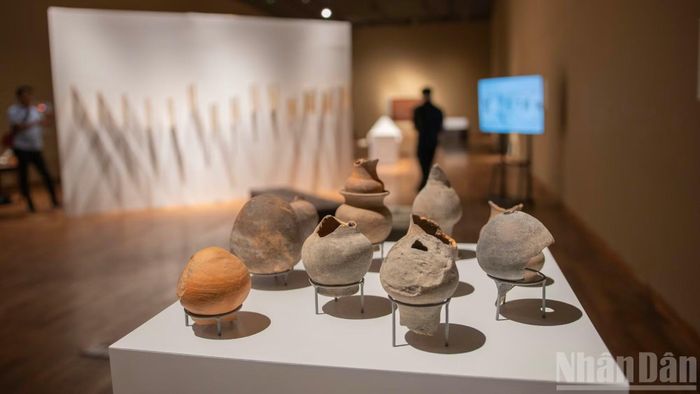 Những mảnh gốm vỡ, cổ vật và vật dụng mang dấu ấn thời gian được trưng bày trang trọng gợi nhắc về những lớp lang lịch sử ẩn giấu. Khán giả như được chạm tay vào quá khứ và hơi thở lao động qua từng thời kỳ.