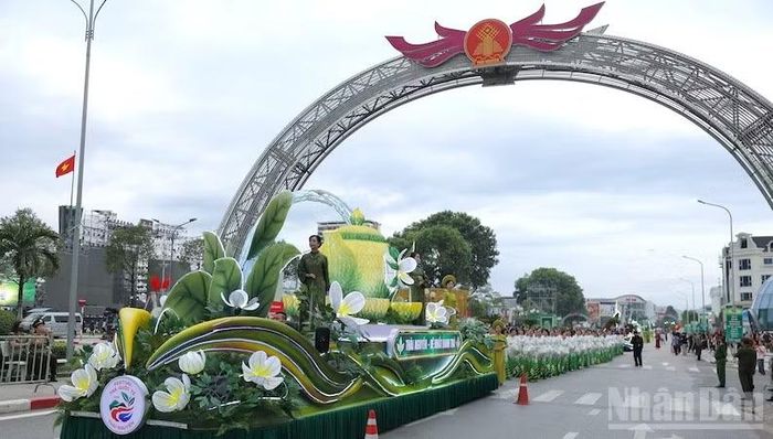 Nghệ sĩ Ưu tú, diễn viên Chiều Xuân cùng các nghệ sĩ trẻ tham gia diễu hành.