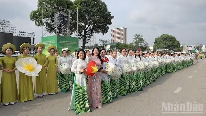 Đoàn đồng diễn phụ nữ Thái Nguyên nổi bật trong trang phục áo dài hoa trà.
