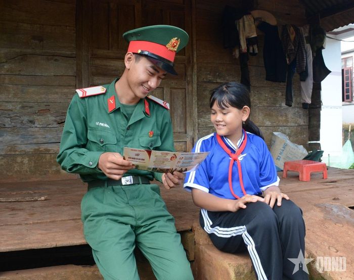  Bộ đội tuyên truyền cho học sinh về Luật Trẻ em. 