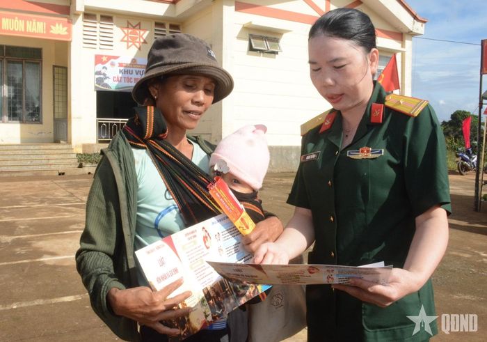 Phát tờ rơi cho người dân.