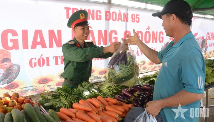 “Gian hàng 0 đồng” hỗ trợ bà con. 