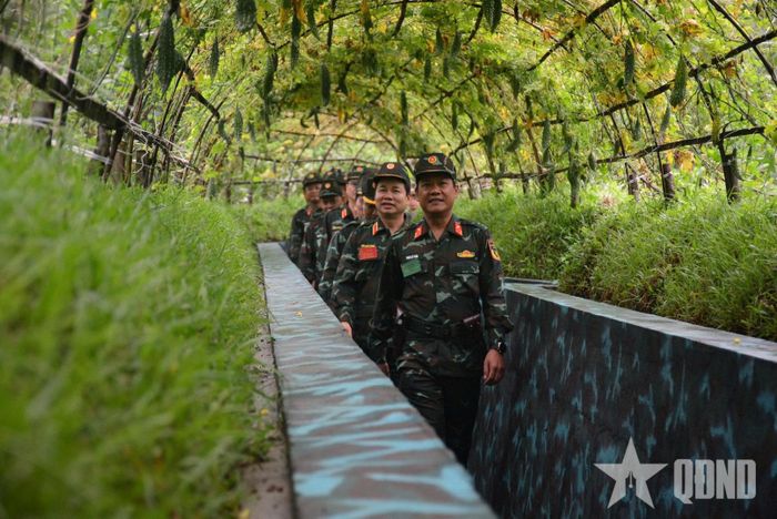 Thượng tướng Đỗ Xuân Tụng tham quan khu vực sơ tán sở chỉ huy Sư đoàn 324. 