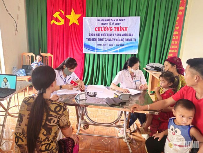  Cán bộ Trạm Y tế xã Sơn Vĩ tổ chức khám sức khỏe lưu động cho người dân tại các thôn trên địa bàn.  