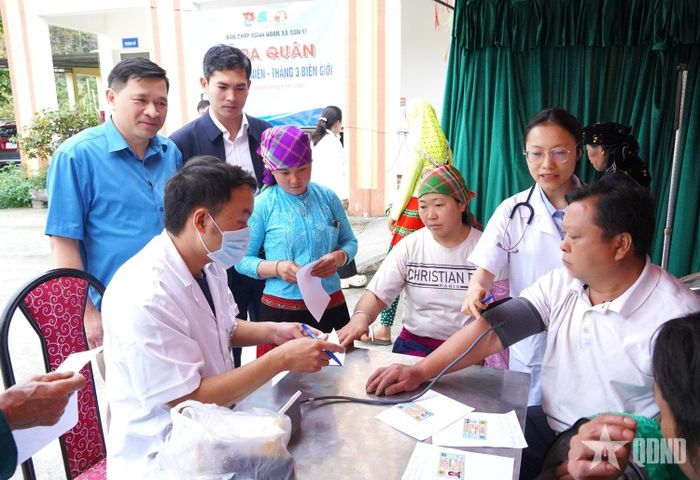 Lãnh đạo xã Sơn Vĩ trực tiếp theo dõi hoạt động khám sức khỏe, động viên đội ngũ y, bác sĩ thực hiện nhiệm vụ. 