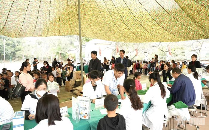 Các y, bác sĩ khám, tư vấn sức khỏe cho học sinh trên địa bàn xã Sơn Vĩ. 