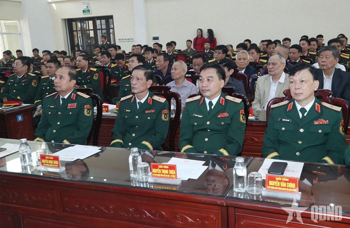 Các đại biểu dự buổi lễ.
