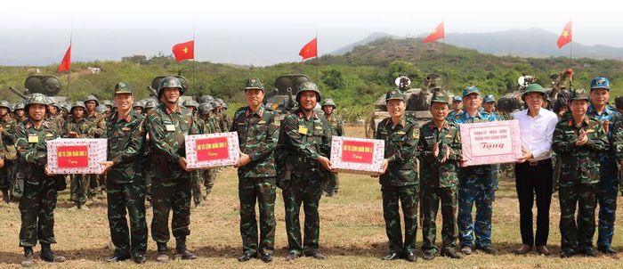 Trung tướng Lương Văn Kiểm, Tư lệnh Quân khu 3 và Thiếu tướng Nguyễn Đức Dũng, Phó tư lệnh, Tham mưu trưởng Quân khu 3 tặng quà động viên cán bộ, chiến sĩ các đơn vị tham gia thực binh bắn đạn thật trong diễn tập của Sư đoàn 395.